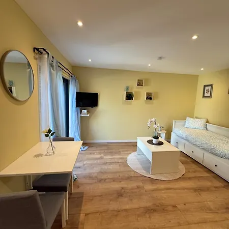 Tinymoko - Maisieres - Netflix Holiday home