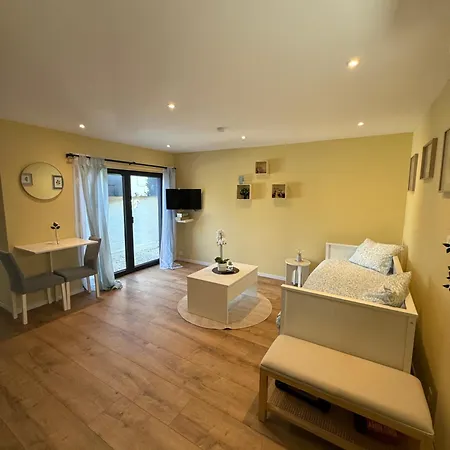 Tinymoko - Maisieres - Netflix Holiday home *