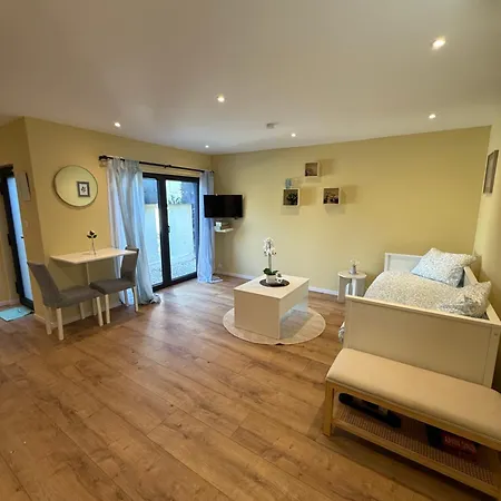 Tinymoko - Maisieres - Netflix Holiday home